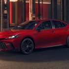 トヨタ『カムリ』2026年モデルに黒が冴える「ナイトシェード」設定