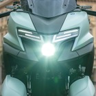 「YZF顔のイケメン」シャープに進化したヤマハ『トリシティ125』2025年モデルが熱い！