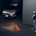 道路にターンシグナルを投影、小糸製作所が日本で初めて開発　トヨタ『カローラクロス』に搭載
