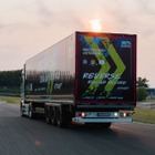 「124.7kmをバック走」でギネス世界新記録！ メルセデスベンツの新型トラックで