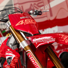 「しっかりドゥカティ感」ブランド初の“強烈”モトクロス専用車『Desmo450 MX』に熱視線！