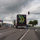 メルセデスベンツの新型電動トラック、今度は公道で30kmバック走行に成功