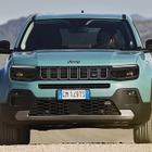 ジープの小型SUV『アベンジャー』、発売2年で20万台受注…電動車比率は66％に