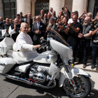 ローマ教皇がBMW『R18』を祝福!? CEOも「クレイジーなアイデア」、サイン入りで慈善オークションに