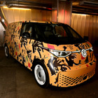 VWの電動ミニバン『ID.Buzz』がアートカーに、米アパレルブランドの新作発表会に登場