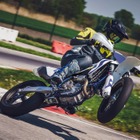 ハスクバーナのスーパーモト『FS 450』が2026年モデルに、燃料噴射設定変更で静粛性アップ