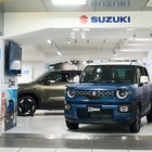 スズキ『クロスビー』改良新型、新幹線浜松駅コンコースに展示開始…『eビターラ』と揃い踏み
