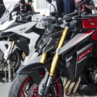 初公開「赤のS」と「白のGT」で『GSX-R』40周年を祝福！ スズキ工場にファン集結、MotoGPマシン「最後の咆哮」も