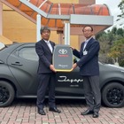 マット塗装仕上げの『ヤリス』、茨城トヨペットがトヨタ東京自動車大学校に寄贈…次世代整備士育成へ