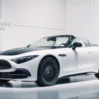 「豪華すぎる」マイバッハ初の2シーターオープンカーが日本初公開！ 左ハンドルのみで3650万円から…ジャパンモビリティショー2025