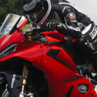 【ドゥカティ パニガーレV2 試乗】かつてないほどフレンドリー！ おすすめは豪華装備の「V2S」…小川勤