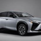 レクサス『RZ』改良新型、米国発売へ…「プラグ&チャージ」機能搭載