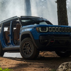 ジープの“四角い”新型電動SUVに熱視線！ 注目のオフロード性能に「ドア外せるのガチ」「ちゃんとジープらしい」の声も