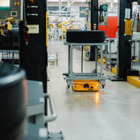 コンチネンタル、タイヤ工場に自律走行ロボット導入…従業員は最大250kgの台車運搬から解放