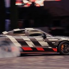 メルセデスAMG 『GT 4ドアクーペ』次期型、プロトタイプ公開…ブラピとF1ジョージ・ラッセルが披露