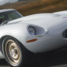 「930kg 430馬力は普通にバケモン」超軽量スポーツカーに生まれ変わったジャガーの名車がSNSで話題に