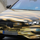 カモフラもすごいが車内も衝撃!? 最新メルセデスベンツ『Sクラス』はハイパースクリーンを採用