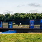 自動運転トラック2台の間を自転車で飛び越える、世界初の挑戦に成功…スカニア