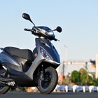 【ヤマハ アクシスZ 試乗】最軽量か、ゆとりか。「シグナス」と「ジョグ」の間で光る「王道コミューター」の姿…伊丹孝裕