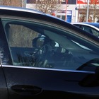 今後はアウディの定番か…開発中の『Q4 e-tron』新型、湾曲ディスプレイを激写！