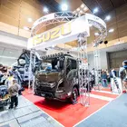 現場対応のリアル：荷台に小型EVを積む、いすゞ『エルフmio』×ヤマハ『ディアパソンC580』…大阪オートメッセ2026