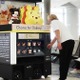成田空港で無人販売ロボット「PIMT-0」を運用開始…人流に合わせて動く！ 画像