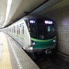 千代田線は乃木坂駅に乃木坂46の曲が導入される。