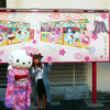 「キティちゃん大好き」という辻希美がピンク色の“キティちゃん駐車場（三井のリパーク 雷門1丁目駐車場）に一番乗り