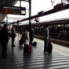 大阪と長野を結ぶ特急「しなの」が京都駅に到着。朝方の長野行きは0番ホームに、夜の大阪行きは7番ホームに滑り込む