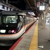 大阪と長野を結ぶ特急「しなの」が京都駅に到着。朝方の長野行きは0番ホームに、夜の大阪行きは7番ホームに滑り込む