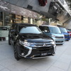 東京・田町の本社ビル前に展示されている三菱車