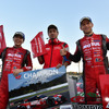 昨年のGT500チャンピオン、ニスモの（左から）松田次生、鈴木豊監督、クインタレッリ。