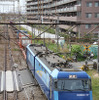 浜川崎と川崎新町の間を行く貨物列車。この写真奥に新たな小田栄駅ができる