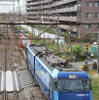 浜川崎と川崎新町の間を行く貨物列車。この写真奥に新たな小田栄駅ができる
