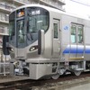 227系と同様、先頭部にも転落防止ホロが装備された。