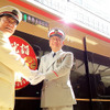 JR＆東武 特急直通運転10周年式典、JR新宿駅長・北村壽秀氏と東武日光駅長・加藤哲也氏（新宿駅5番ホーム、3月18日）