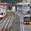 盛駅に進入する大船渡線BRT（右）。こちらも気仙沼線BRTと同様、鉄道復旧の断念とBRTの継続運行が決まっている。