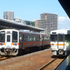 JR東海キハ11形気動車（左）と同キハ25形気動車（津駅）