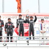 GT300クラスの表彰式。中央左が蒲生、右が黒澤。