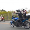 レンタルバイクで日本をツーリング中の陳さんご夫妻。台湾から12名のグループで訪日中だ。