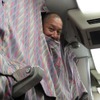 3段式寝台の上段ベッドからカーテン越しに顔を出す『ニコニコ超会議号』プロデューサーの向谷さん。関西発夜行運転の復活とJR東海初走行を実現させ、終始ご機嫌だった。
