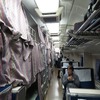 583系は「昼夜兼用」を目的に開発された特急形電車。車内の4人用ボックス席は3段式寝台に変換できるが、『超会議号』では片側だけ寝台に変換していた。