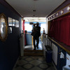 ピンク色の海賊船、3階層「アニバーサリークルーズ」の船内（千葉中央港旅客船桟橋付近）