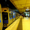 深夜のフリンダース・ストリート駅（Flinders Street）に止まるメルボルンの近郊電車