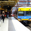 フリンダース・ストリート駅（Flinders Street）に到着するメルボルンの近郊電車