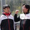 トヨタのハイブリッドレーシング開発を指揮する村田久武氏（右）。
