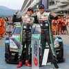 GT500クラス優勝のKONDO RACING 佐々木大樹選手とM・クルム選手（2015年）