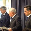 燃費不正問題でCEOを辞退するスズキ鈴木修会長（中央）