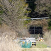 葛生駅の北には、軌道の痕跡がいまもあり、石灰石などを運ぶ列車が行き来した会沢線、大叶線、日鉄鉱業専用線などの線路を想像できる。当時の貨物線のレール脇にある工場には、役目を終えた貨車の姿もある