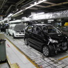 三菱自動車 水島製作所で生産される軽自動車eKカスタム（右）